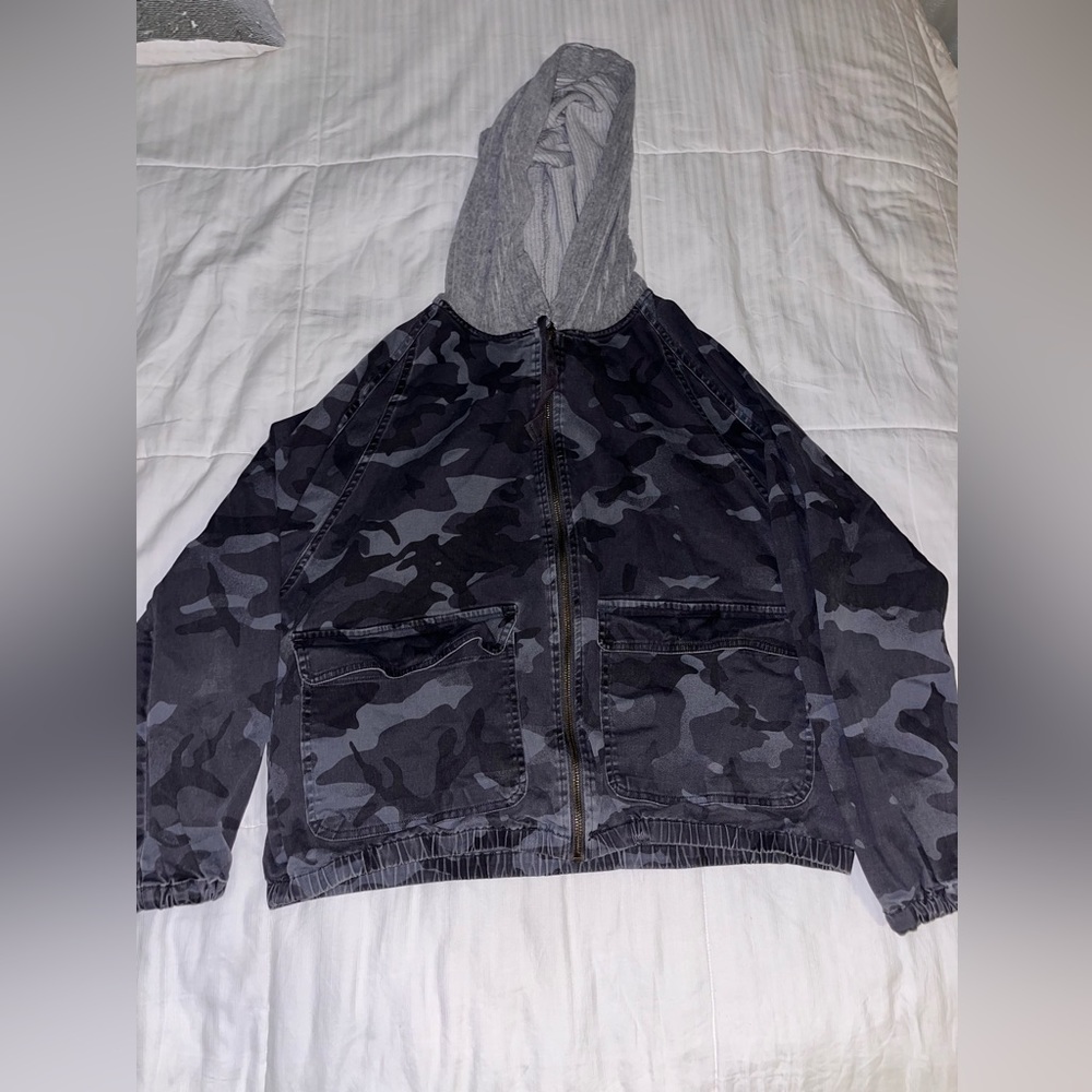 Grey camouflage hooded jacket with pockets size M